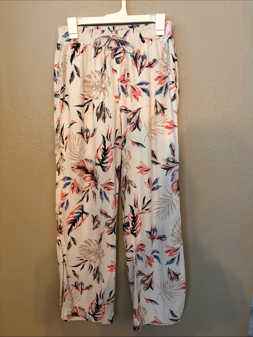 Briggs New York Cream Wide-Leg Floral Pants with Coral and Navy Leaves